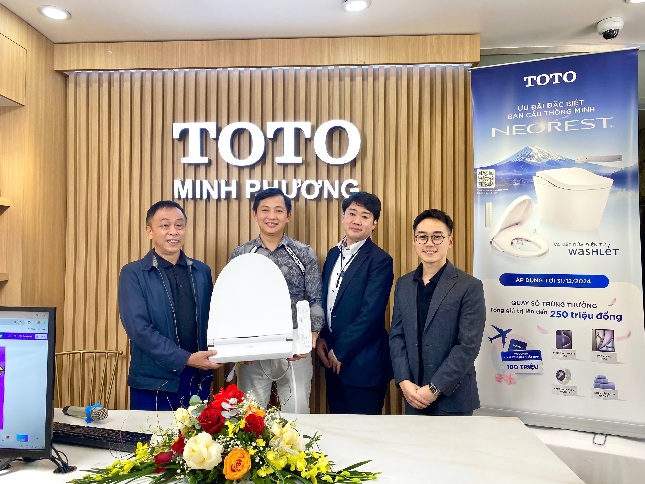 Thiết bị vệ sinh thông minh toto