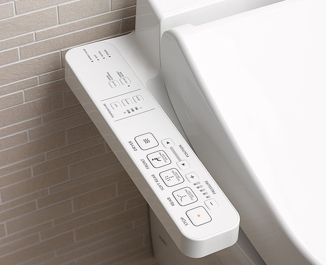 bảng điều khiển ở nắp rửa điện tử toto