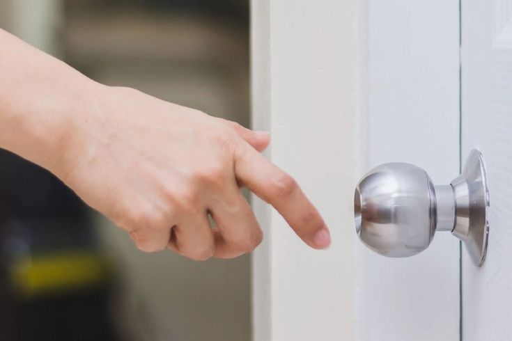 Vòi sen và tay nắm cửa là 1 trong những vị trí chứa nhiều vi khuẩn nhất trong phòng tắm