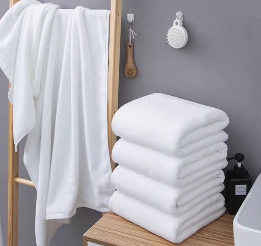 Khăn tắm, thảm và rèm phòng tắm cũng là nơi chứa nhiều vi khuẩn